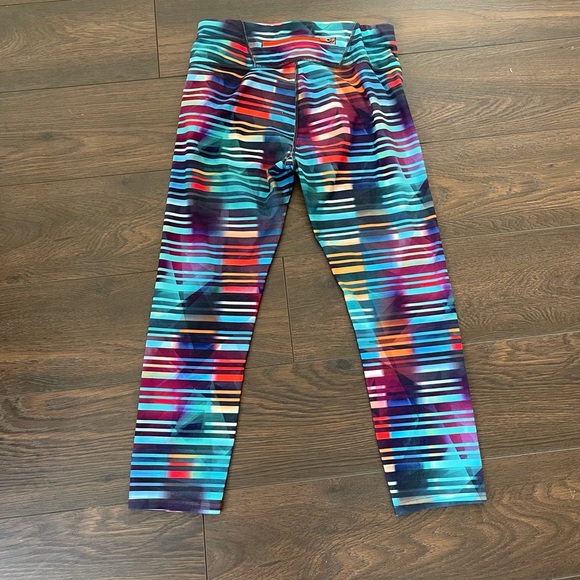 Athleta Laser Beam Stripe Sonar Crop Leggings Rainbow Capri Small Activewear - Picture 5 of 6